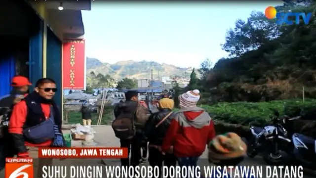 Semakin dingin suhu di wisata Sikunir Wonosobo, maka semakin ramai pengunjung ingin merasakan suhu dingin yang sempat mencapai 0 derajat celsius ini.