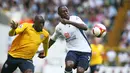 Saat membela Tottenham Hotspur, Ledley King (kanan) berhasil mencatatakan namanya sebagai pesepak bola yang berhasil mencetak gol tercepat yakni hanya butuh waktu 10 detik untuk merobek jala Bradford City. (Foto: AFP/Chris Ratcliffe)