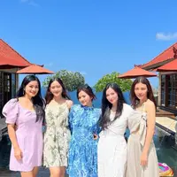 Para pemain sinetron Titi Kamal, Laura Theux, Asmirandah liburan bersama ke Bali. Titi Kamal mengenakan mini dress ungu lengan balon, Laura dengan mini dress hijau, dan Asmirandah midi dress lace putih. [@titi_kamall]