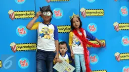 Sejumlah anak kecil bergaya di photo booth jelang menyaksikan film Minions bareng Cinemaholic di Blitz Megaplex Paris Van Java, Bandung, Sabtu (27/6/2015). (Liputan6.com/Helmi Afandi)