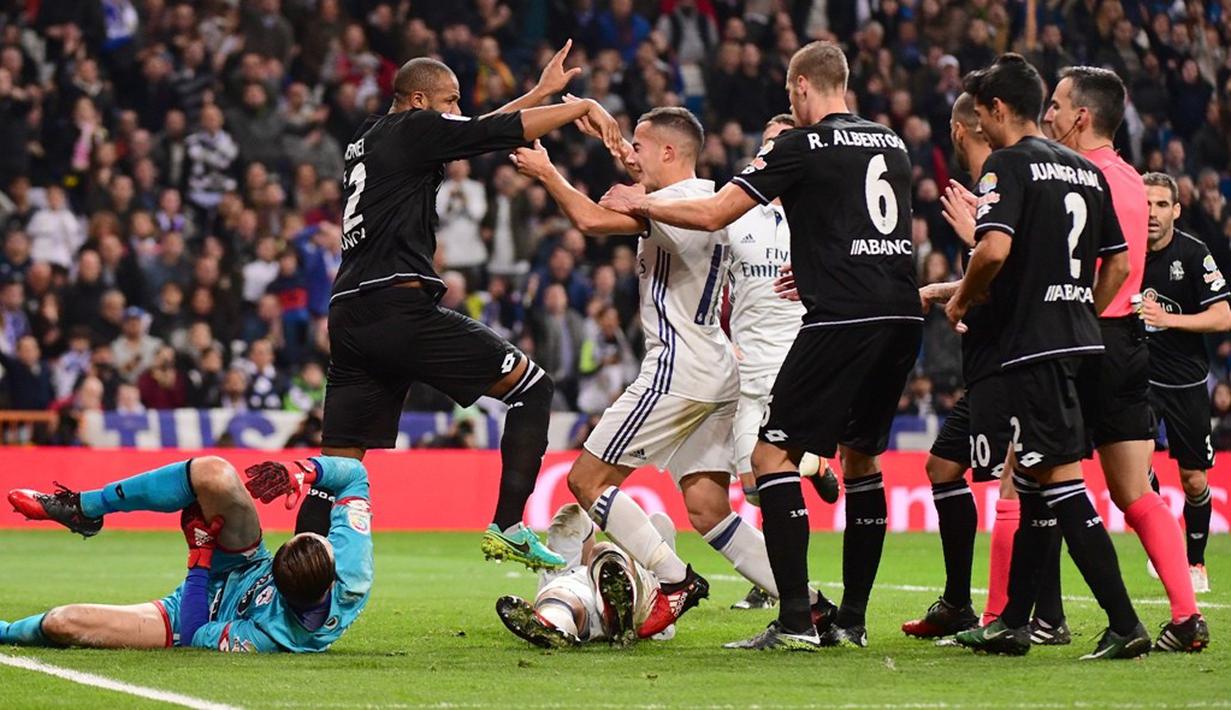 Pemain Real Madrid, Lucas Vazquez, bersitegang dengan pemain Deportivo La Coruna, Sidnei, pada pekan ke-15 La Liga Spanyol di Santiago Bernabeu, Sabtu (10/12/2016). (AFP/Pierre-Philippe Marcou)