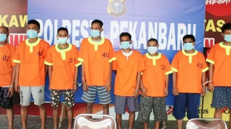 Pelaku penyerangan terhadap petugas Bea Cukai Riau memakai baju tahanan Polresta Pekanbaru.