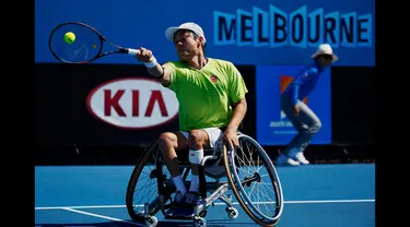 Pertandingan final tunggal pria kursi roda antara petenis Jepang, Shingo Kunieda dan Stephane Houdet dari Perancis di turnamen tenis Australia Terbuka 2015 di Melbourne,Australia,  (31/1/2015). (REUTERS / Issei Kato)