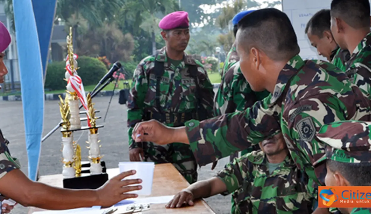 Citizen6, Surabaya: Lomba yang digelar di Lapangan RE. Martadinata kesatrian Bumimoro, Surabaya tersebut, menunjukan tim yang diisi para pelatih pilihan dalam mengubah sikap dasar seorang sipil menjadi sosok militer ini. (Pengirim: Penkobangdikal)