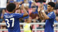 Striker Chelsea, Dominic Solanke, merayakan gol yang dicetaknya ke gawang Thailand pada laga uji coba di Stadion Rajamangala, Bangkok, Sabtu (30/5/2015). (EPA/Rungroj Yongrit)