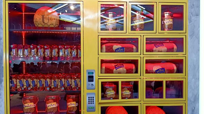 Lemari pajangan barang-barang kolaborasi dengan produsen biskuit mari yang didesain mirip vending machine di USS 2019. (Liputan6.com/Dinny Mutiah)