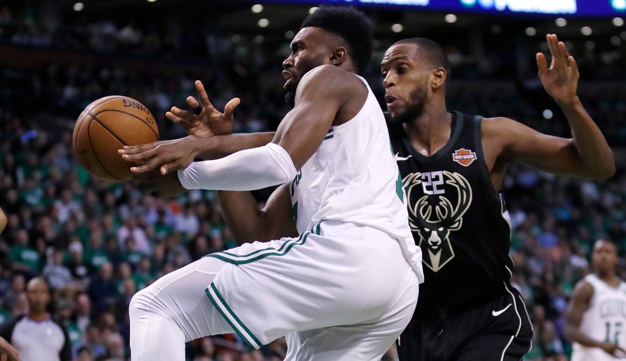 Pebasket Boston Celtics, Jaylen Brown, berebut bola dengan pebasket Milwaukee Bucks, Khris Middleton, pada gim kedua babak play off NBA di Stadion TD Garden, Rabu (18/4/2018). Celtics menang 120-106 atas Bucks. (AP/Charles Krupa)