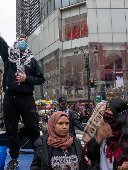 <p>Para demonstran tersebut berdemo sambil mengibarkan bendera Palestina dan meneriakkan seruan "hentikan pemboman Gaza". (Spencer Platt/Getty Images North America/Getty Images via AFP)</p>
