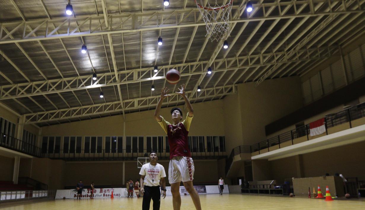 Pebasket junior West Bandits, Kelvin Sanjaya, berusaha menangkap bola saat latihan di Hall Basket Hawks BSD, Tangerang, Senin (21/10). Meski klub amatir, West Bandits serius melakukan pembinaan usia muda. (Bola.com/Vitalis Yogi Trisna)