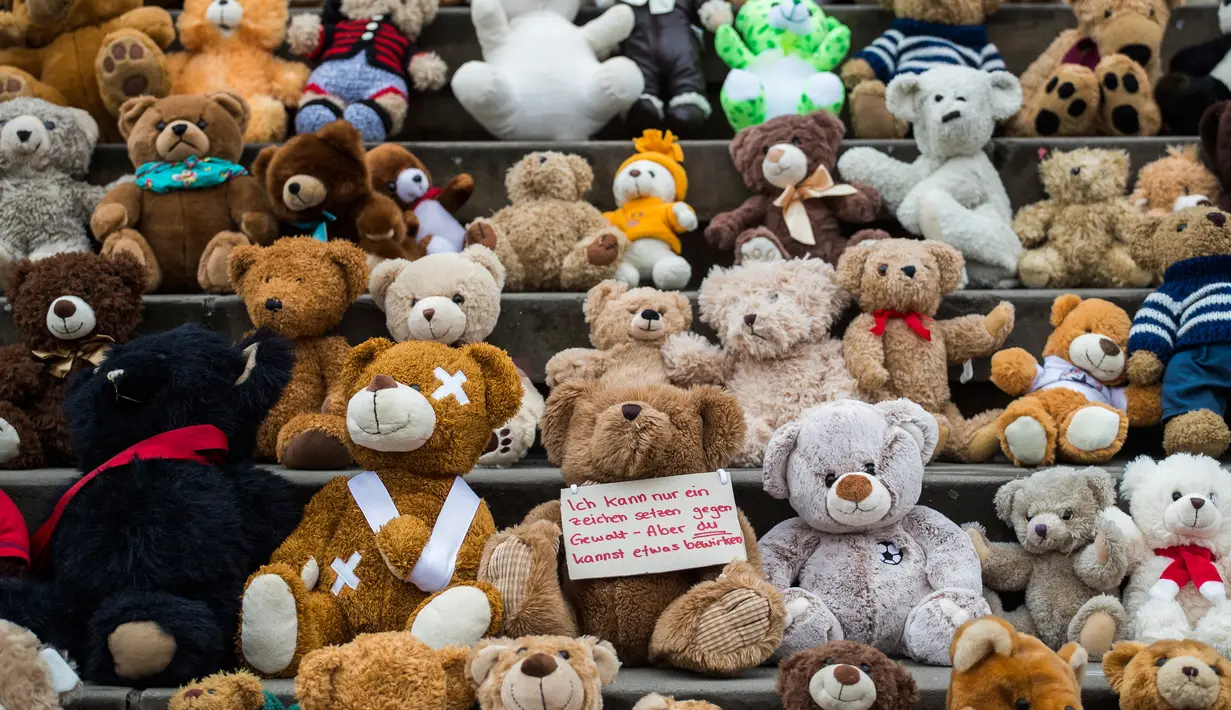 Sejumlah boneka beruang atau Teddy Bears yang diletakkan di tangga Concert Hall, Berlin, Kamis (15/3). Kelompok bantuan kemanusiaan World Vision melakukan aksi pengumpulan 740 boneka beruang. (AFP PHOTO/Odd ANDERSEN)