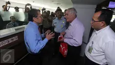 Menko Kemaritiman, Rizal Ramli berbincang dengan seorang turis ketika melakukan sidak ke Bandara Soekarno Hatta, Tangerang, Banten, Senin (25/4). Sidak dilakukan untuk meninjau penerapan kebijakan Bebas Visa Kunjungan (BVK). (Liputan6.com/Helmi Afandi)