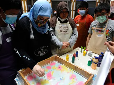 Sejumlah anak berkebutuhan khusus (ABK) mengikuti pelatihan melukis di atas air atau suminagashi di Pasar Gintung, Tangerang Selatan, Banten, Minggu (26/6/20222). Kegiatan ini diharapkan dapat menjadi bekal bagi para ABK untuk mengisi kesibukan sekaligus merangsang motorik.
(merdeka.com/Arie Basuki)
