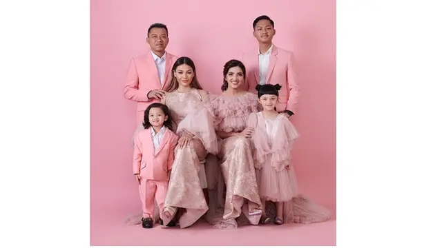 Kerap Tampil Kompak, Ini 7 Ide Inspiratif Pemotretan Keluarga Anang dan Ashanty