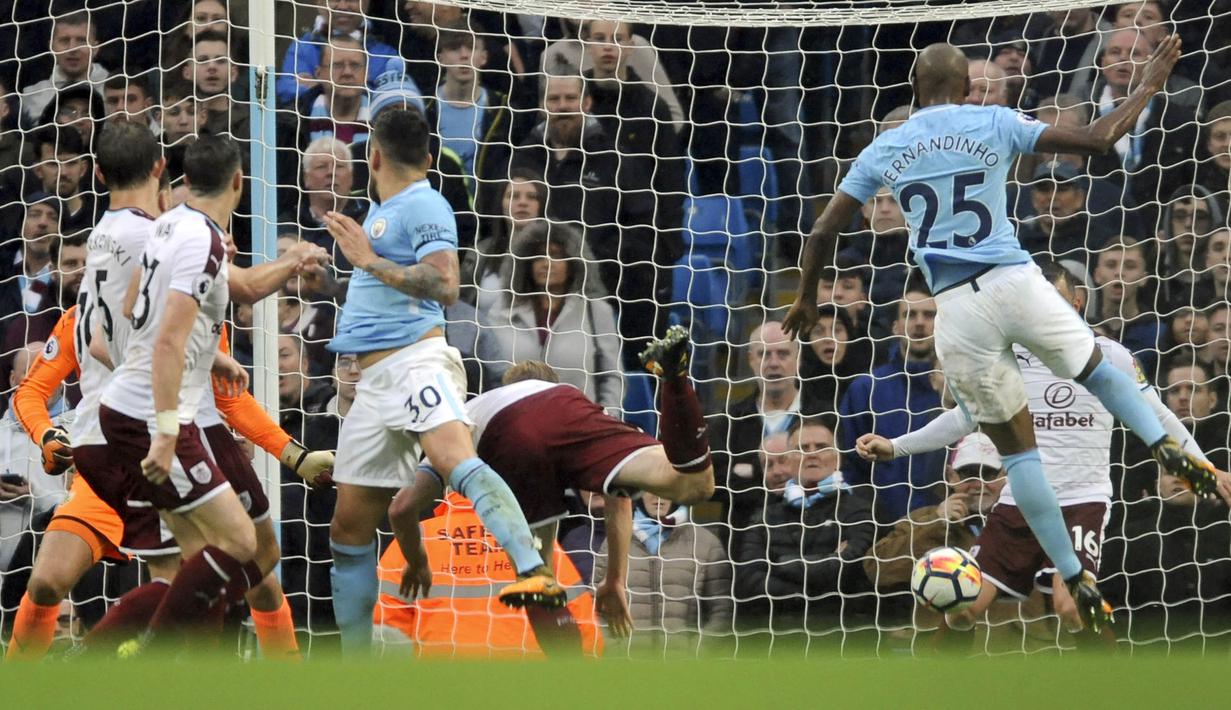 Kiper Burnley, Nick Pope, gagal menangkap sundulan bek Manchester City, Nicolas Otamendi, pada laga Premier League di Stadion Etihad, Manchester, Sabtu (21/10/2017). City menang 3-0 atas Burnley. (AP/Rui Vieira)