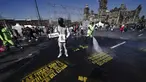 Pedro Cortes dari negara bagian Oaxaca memegang foto putrinya Belen Cortes (14 tahun) yang menghilang pada 1 Desember dari Zocalo saat dia bergabung dengan protes menuntut jawaban dari pemerintah tentang orang-orang yang hilang di Mexico City, Meksiko, 13 Desember 2021. (AP Photo/Marco Ugarte)