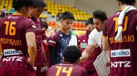 Rivan Nurmulki dan para pemain Nagano Tridents tengah mendengah instruksi pelatih Ahmad Masajedi. (foto: Instagram @tokkochan2020)