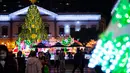 Para wisatawan menyaksikan dekorasi Natal di Largo Do Senado, Makau, China, 22 Desember 2020. Largo do Senado atau Senado Square merupakan area perbelanjaan yang terkenal di Makau. (Xinhua/Cheong Kam Ka)
