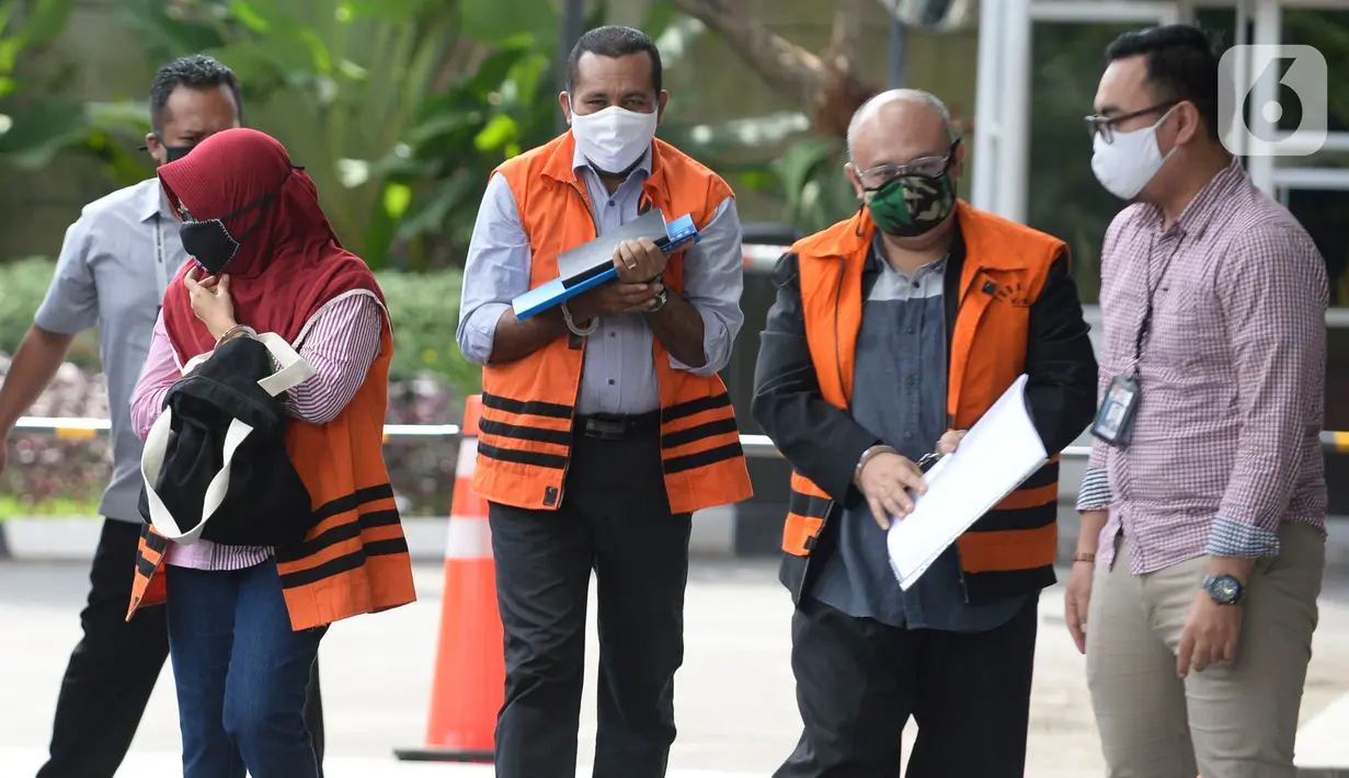 Tiga tersangka kasus suap pengadaaan proyek infrastruktur di Dinas PUPR Kabupaten Sidoarjo, Sanadjihitu Sangadji, Sunarti Setyaningsih dan Judi Tetrahastoto berjalan akan menandatangani penyerahan P21 tahap 2 di Gedung KPK, Jakarta, Rabu (6/5/2020). (merdeka.com/Dwi Narwoko)