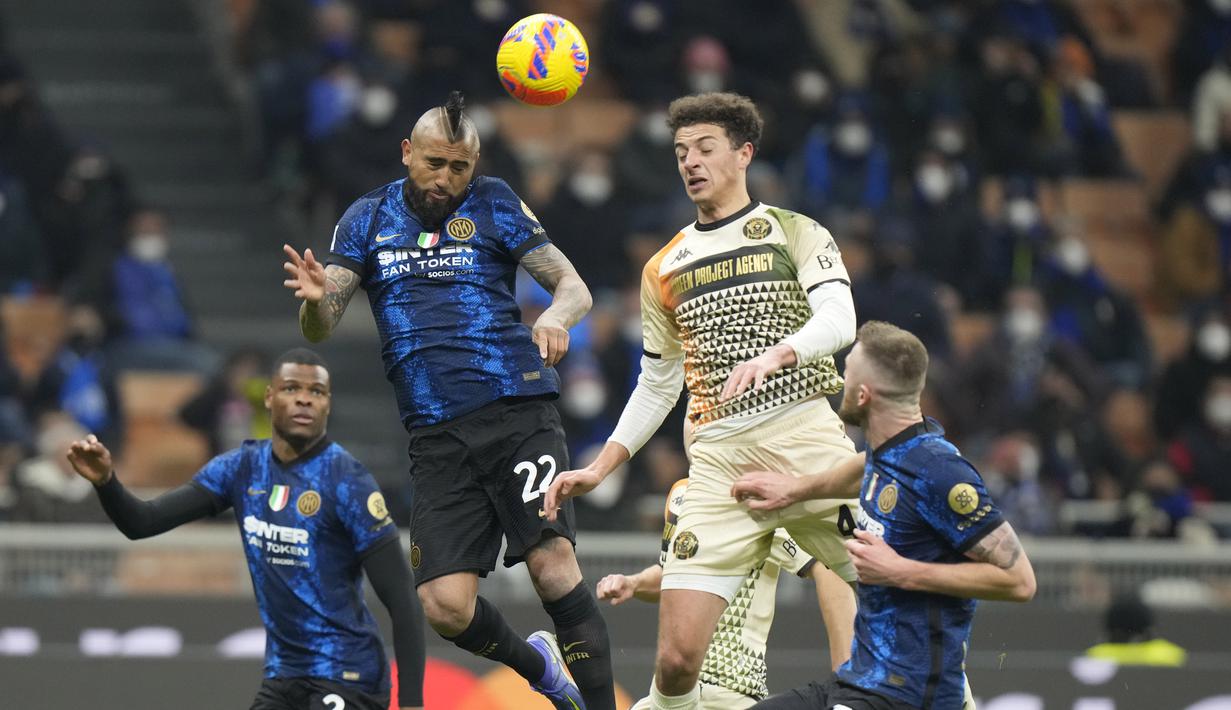 Kemenangan atas Venezia ini juga semakin mempertajam rekor tak terkalahkan Inter Milan di Liga Italia menjadi 14 pertandingan beruntun. (AP/Luca Bruno)