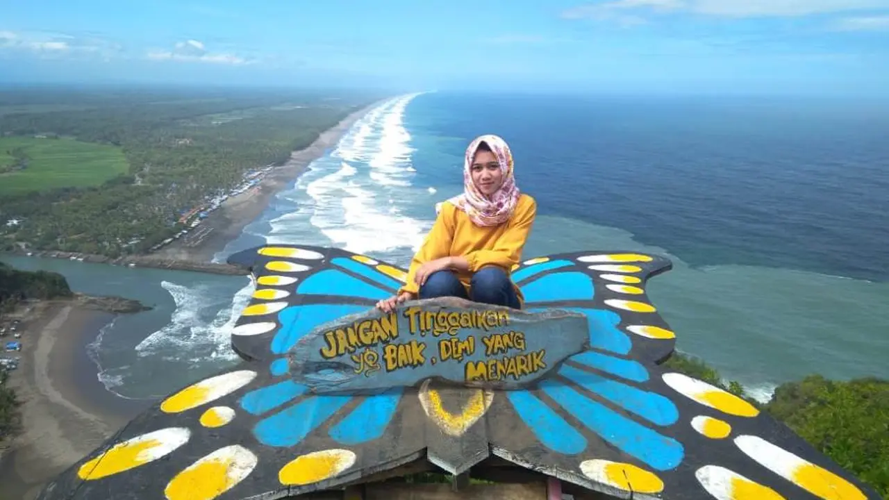 Spot swafoto Bukit Hud, Karangbolong, Kebumen, menggabungkan dua pemandangan kontras yang menciptakan panorama spektakuler . (Foto: Liputan6.com/Anasir untuk Muhamad Ridlo)