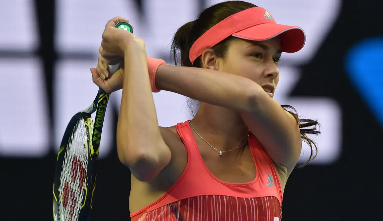Petenis putri asal Serbia, Ana Ivanovic mengembalikan bola pukulan petenis AS, Madison Keys saat bertanding di Australia Open 2016 di Melbourne (23/1/2016). (AFP PHOTO/SAEED KHAN)