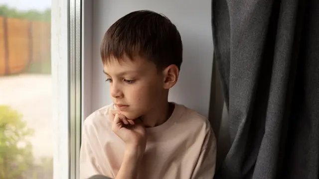 Tanda-Tanda Anak Introvert Sejak Dini dan Cara Mendukungnya agar Tumbuh Percaya Diri