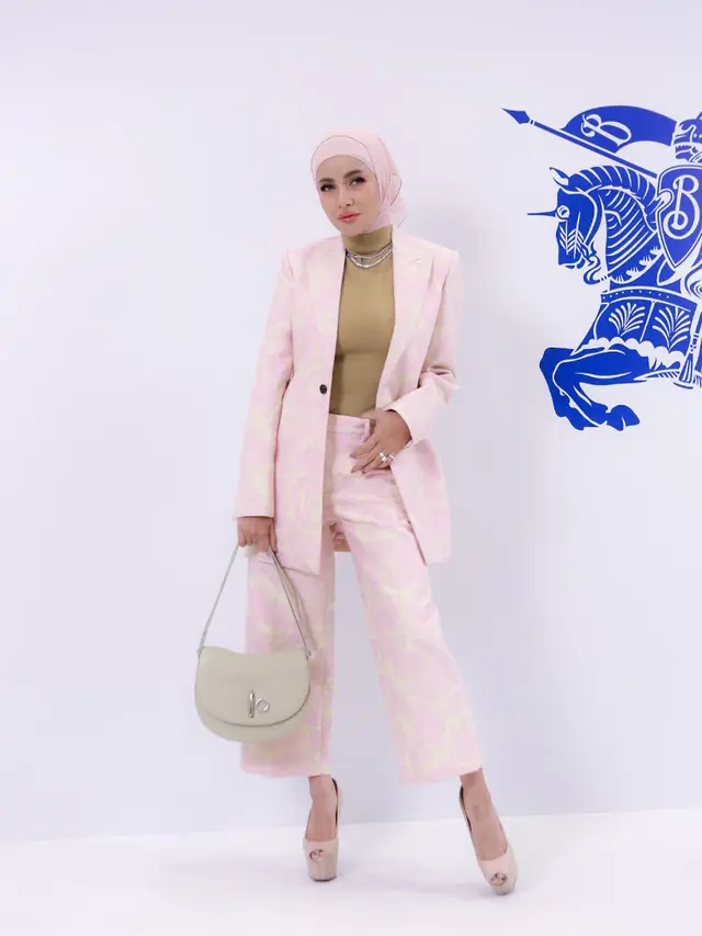 Gaya Artis Kenakan Tas Dari Brand yang Sama. [Daniel Kampua/Fimela]