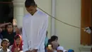 Petugas syariah mencambuk salah satu pasangan gay di depan Masjid Baiturrahim, Aceh (13/7). Nyakrab dan Rustam divonis hukuman cambuk sebanyak 90 kali, saat eksekusi cambukan dipotong menjadi 87 kali karena pengurangan masa tahanan. (AP Photo/Heri Juanda)