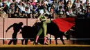 Matador Spanyol, Miguel Angel Perera saat adu banteng di Maestranza, Sevilla pada tanggal 8 April 2016. (AFP PHOTO / CRISTINA QUICLER)