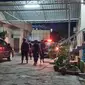 Polisi bersenjata lengkap mengawal penyidik KPK menggeledah rumah pengusaha terkait korupsi proyek jalan di Bengkalis. (Liputan6.com/M Syukur)