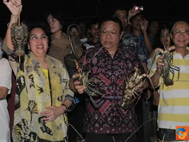 Citizen6, Morotai: Menteri Kelautan dan Perikanan Sharif C Sutardjo beserta Ibu Inggrid C. Sutardjo dan MenKo Kesra Agung beserta Ibu Agung Laksono, memulai pembakaran 2316 ekor lobster di Pulau Morotai, Kamis (13/9). (Pengirim: Efrimal Bahri).