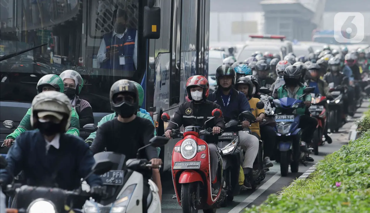 Sejumlah kendaraan terjebak kemacetan saat melintas di Jalan Gatot Subroto, Jakarta, Selasa (2/5/2023). (Liputan6.com/Herman Zakharia)