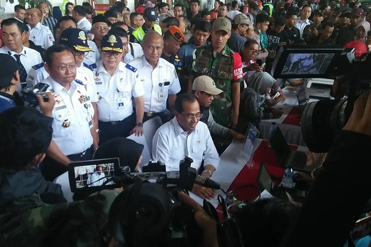 Menhub Budi Karya Sumadi launching mudik motor gratis di Stasiun Kota, Jakarta (Dok Foto: Merdeka.com/Dwi Aditya Putra)
