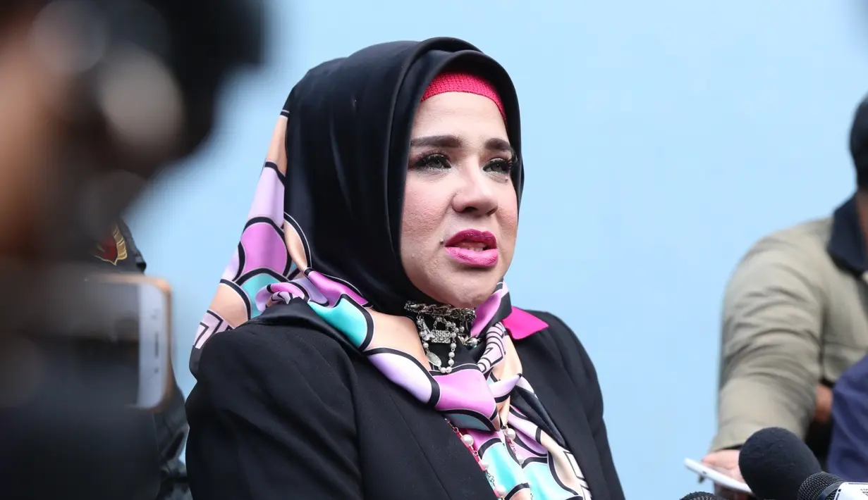 Di kawasan Tendean, Jakarta Selatan, Rabu (28/2/2018), Fitiria juga mengatakan bahwa semula sang ibu bersedia memenuhi undangan salah satu stasiun TV di sebuah acara. Namun tiba-tiba Elvy memilih untuk istirahat saja. (Nurwahyunan/Bintang.com)