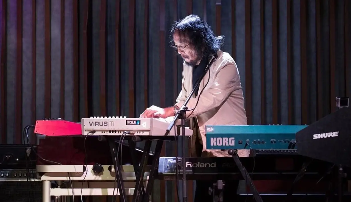 Musikus Yockie Suryo Prayogo saat tampil bermain keyboard. Yockie menghembuskan napas terakhirnya, saat menjalani perawatan di sebuah rumah sakit di Bintaro, Tangerang.  (Instagram/yockie_suryo_prayogo)