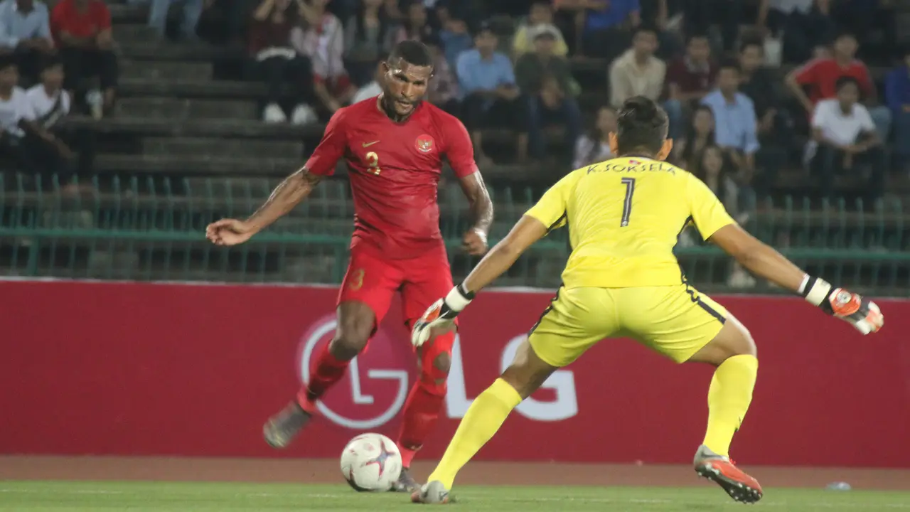 Striker Timnas Indonesia U-22, Marinus Wanewar, mengontrol bola saat melawan Kamboja U-22. (Bola.com/Zulfirdaus Harahap)