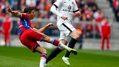 Sepakan Robert Lewandowski sukses membobol gawang Frankfurt (REUTERS/Michael Dalder)