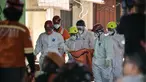 Tim pencari dan penyelamat membawa kantong jenazah dari lokasi runtuhnya bangunan musala di Pondok Pesantren Al Khoziny di Sidoarjo, Jawa Timur, pada 6 Oktober 2025. (JUNI KRISWANTO/AFP)