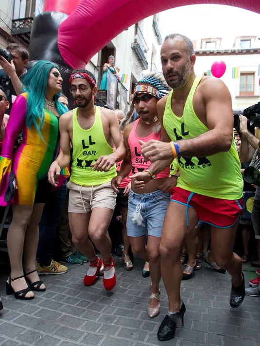 Para peserta mengikuti lomba lari menggunakan sepatu high heels selama peringatan World Pride di distrik Chueca, area populer untuk komunitas gay, di Madrid, Kamis (29/6). World Pride merupakan acara terbesar bagi forum LGBT. (AP Photo/Paul White)