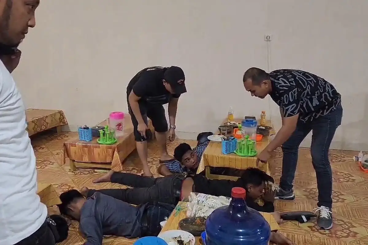 Detik-detik penangkapan empat pelaku sindikat pencurian sepeda motor di sebuah rumah makan. Foto (Istimewa).