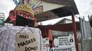 Ondel-ondel mengenakan masker terlihat di depan pintu masuk permukiman RT 12 RW 14, Cipinang Besar Utara, Jakarta, Kamis (16/4/2020). (merdeka.com/Iqbal S. Nugroho)