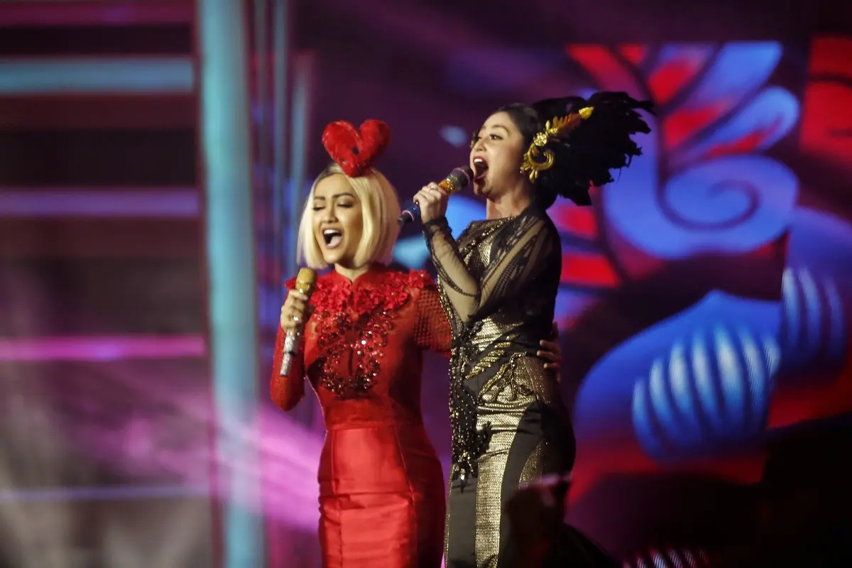 [Bintang] Dewi Perssik dan Julia Perez