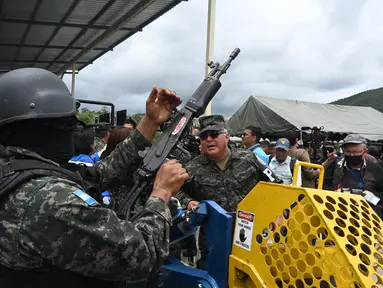 Anggota tentara melanjutkan penghancuran senjata api berkekuatan tinggi yang disita dari geng Barrio 18 dan Mara Salvatrucha (MS-13) dari penjara Honduras di markas besar Polisi Militer Publik Pesan (PMOP) di Tegucigalpa pada 10 Juli 2023. (AFP/Orlando Sierra)