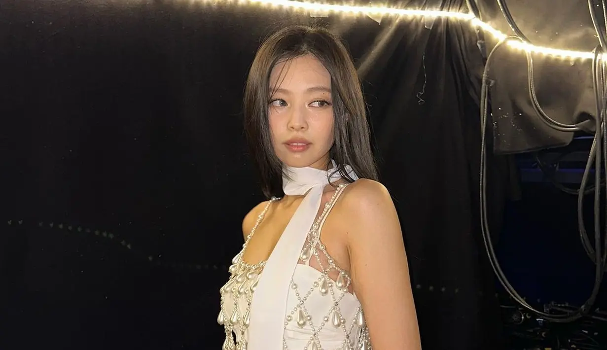 Lihat saja outfitnya yang stunning dengan detail dan layering yang unik ini. [Instagram/jennierubyjane]