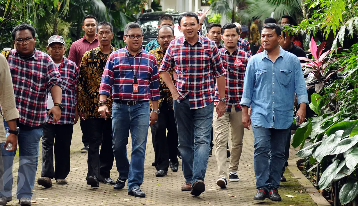 Cagub Petahana, Basuki Tjahaja Purnama (Ahok-ketiga kanan) meninggalkan kediaman Ketua Umum PDI-P. Megawati Soekarnoputri di Kebagusan, Jakarta, Rabu (15/2). Usai mengadakan pertemuan, Ahok langsung menuju Rumah Lembang. (Liputan6.com/Helmi Fithriansyah)