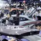 Sejumlah pengunjung memadati pameran otomotif GIIAS 2017 di ICE BSD, Tangerang, (19/8/2017). Pameran otomotif terbesar se-Asia Tenggara tersebut menampilkan 30 merek mobil dan produk otomotif lainnya. (Bola.com/M iqbal Ichsan)
