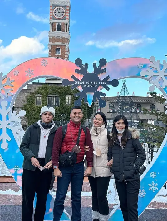 Bukan hanya keseruan mereka selama berlibur, putranya yang bernama Arka juga berhasil curi perhatian. Tak sedikit netizen yang salah fokus dengan paras tampan Arka.(Liputan6.com/IG/@anjasmara)