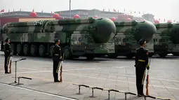 Kendaraan militer yang membawa rudal balistik antarbenua Dongfeng-41 (DF-41) melintas dalam parade militer di Beijing, 1 Oktober 2019. Rudal nuklir itu disebut bisa melaju dengan kecepatan 12.200 km per jam, dan mampu menjangkau jarak hingga 15.000 km. (AP/Mark Schiefelbein)