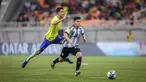 Pemain Timnas Argentina U-17, Claudio Echeverri (kanan),&nbsp;mengontrol bola dibayangi pemain Brasil U-17, Vitor Reis dalam pertandingan perempat final Piala Dunia U-17 2023 yang berlangsung di Jakarta International Stadium, Jumat (24/11/2023). (Bola.com/Bagaskara Lazuardi)