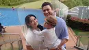 Titi Kamal dan Christian Sugiono, serta Arjuna Zayan Sugiono pastinya tengah berbahagia menyambut anggota keluarga mereka yang baru, Kai Attar Sugiono. Keceriaan pastinya akan semakin bertambah di keluarga kecil mereka. (Instagram/csugiono)